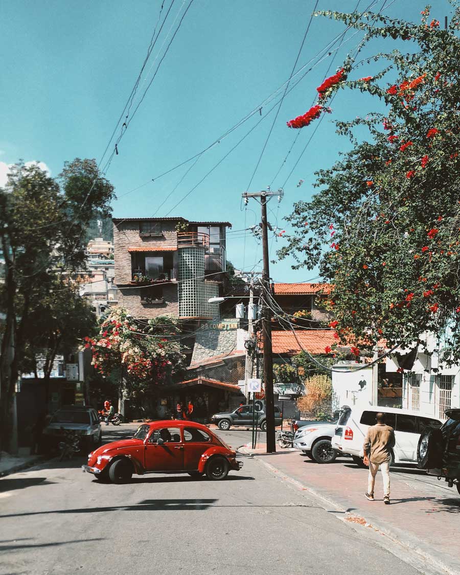 Coche clásico rojo en Puerto Príncipe