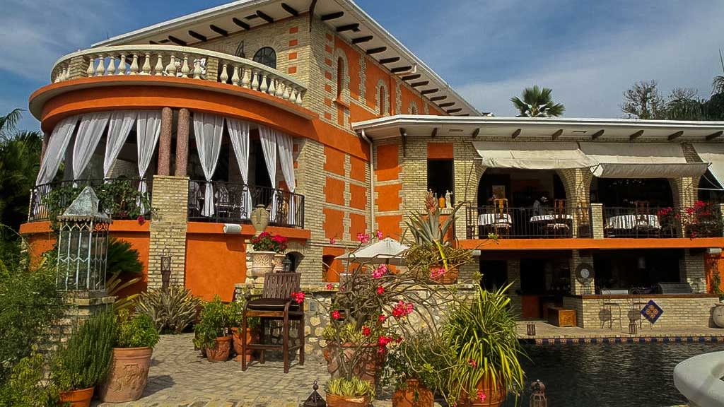 hotel courtyard with pool and dining area