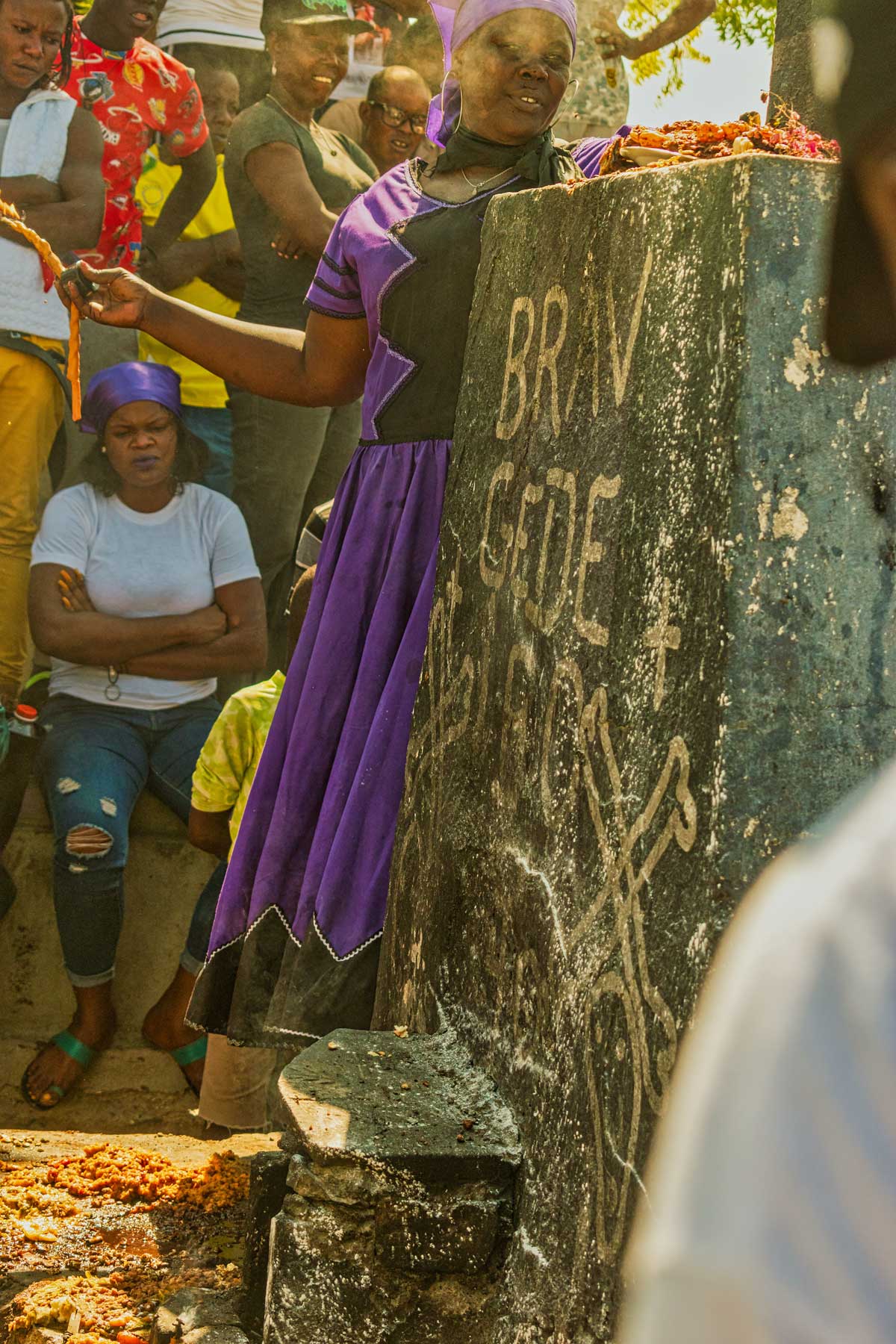 pierre tombale dans un cimetière haïtien pendant le rituel de la Fête Gédé