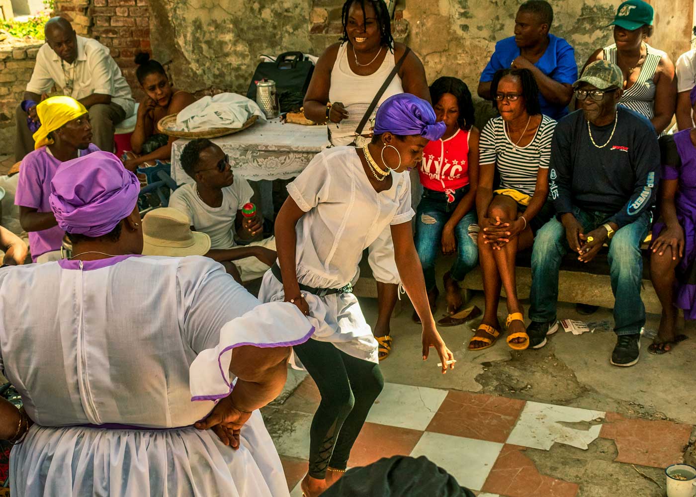 pratiquant du vodou haïtien dansant lors du rituel de Fête Gédé, avec une foule qui observe