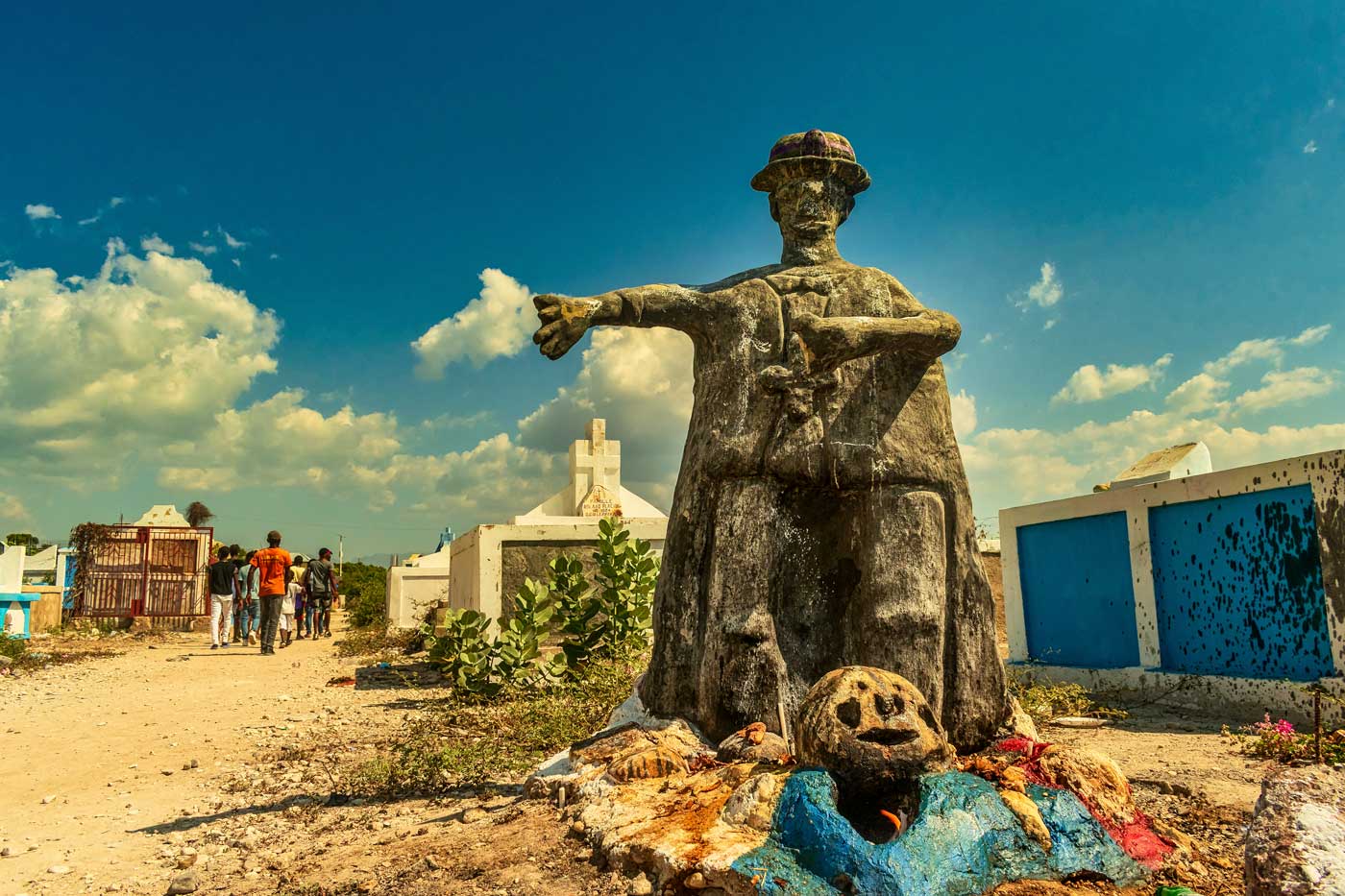 cimetière haïtien avec sculpture et ciel bleu parsemé de nuages