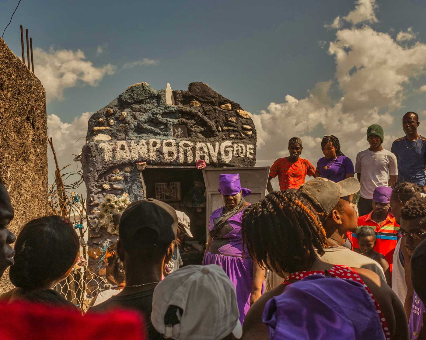 haïtiens rassemblés au cimetière pour le rituel vaudou de la Fête Gédé