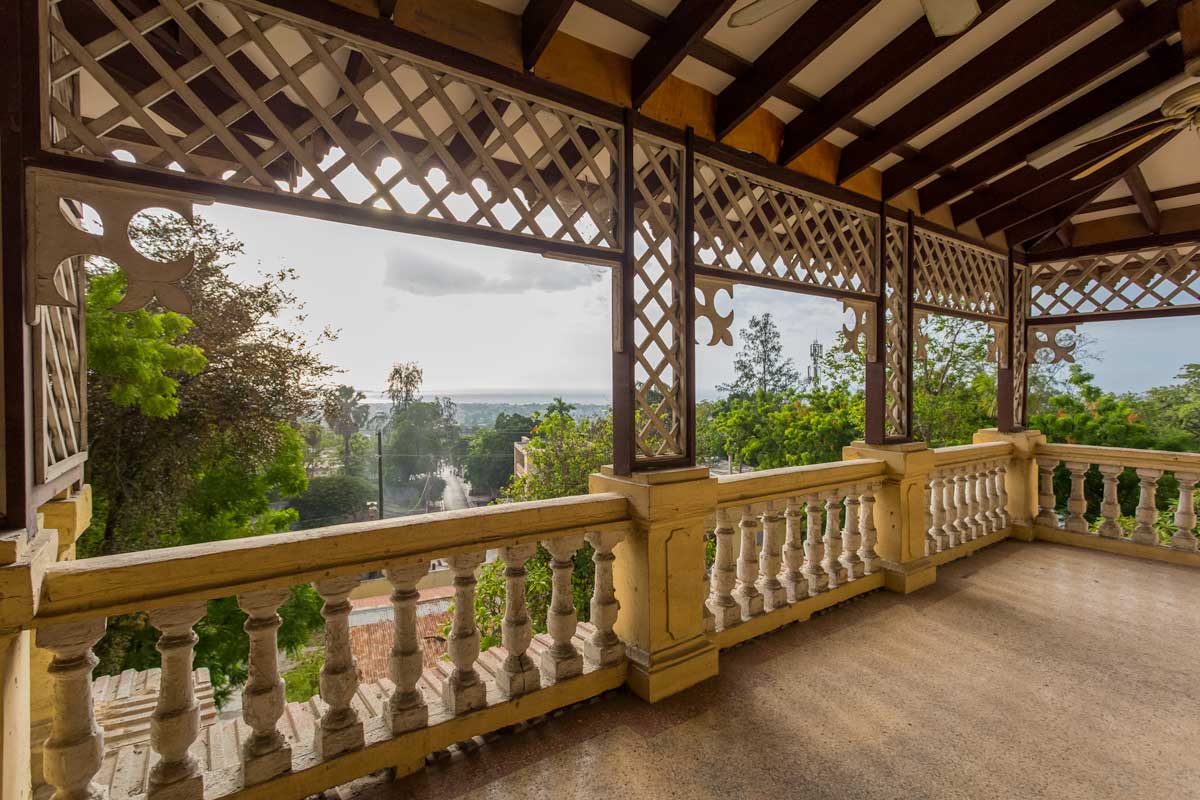 balcony with decorative fretworkand latticework details